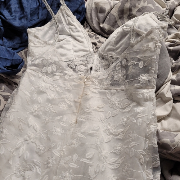 White flower and leaf dress - Picture 14 of 16